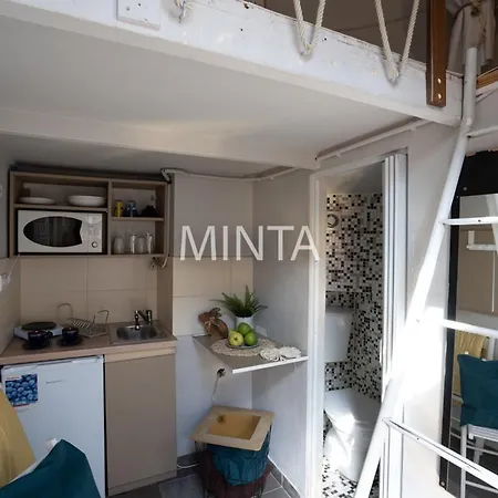 Economic Flat Near The Synagogue Apartment